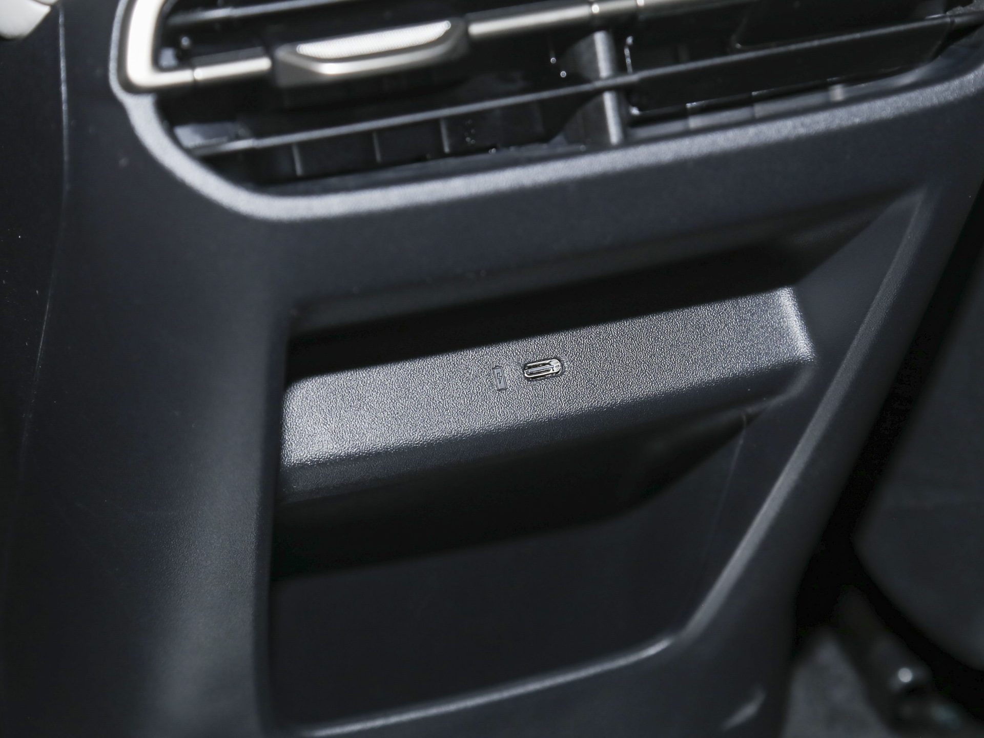 深藍(lán)L06 圖片