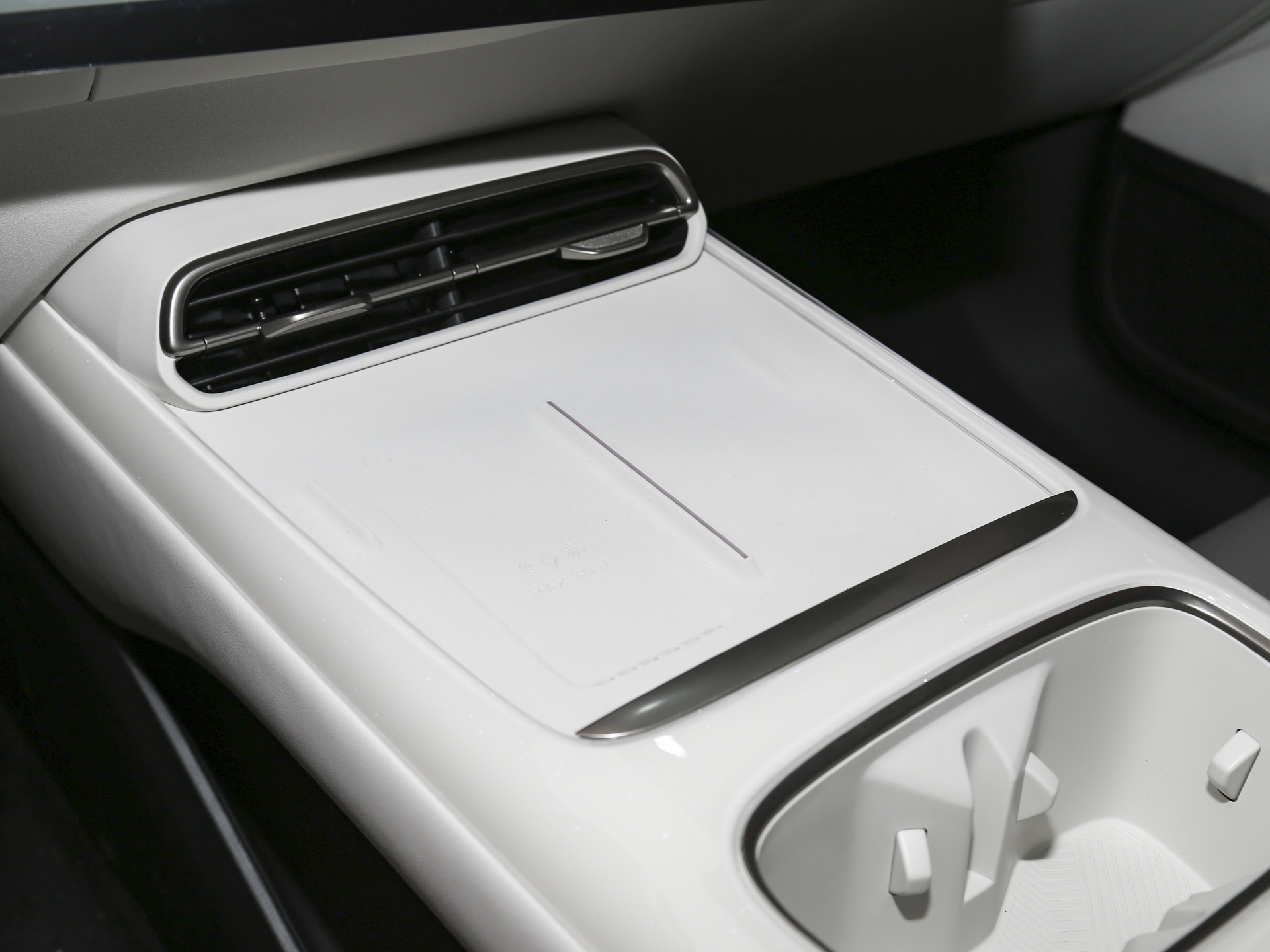 深藍(lán)L06 圖片