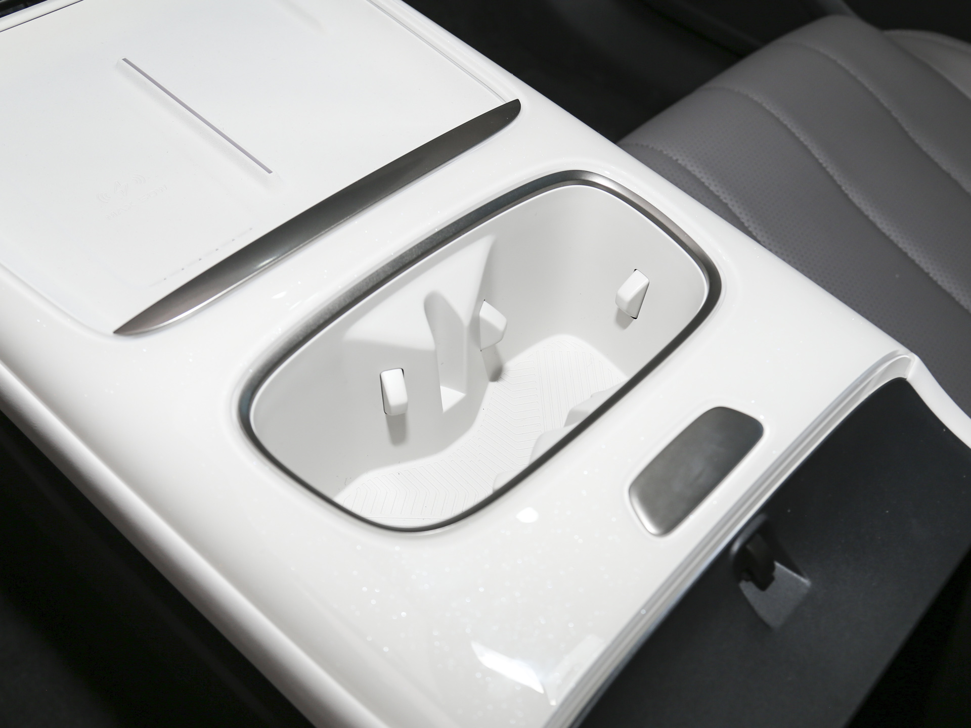 深藍(lán)L06 圖片