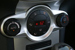 2010款 两厢 1.5L 手动 时尚型限量版