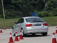 2011款 320i 2.0L 双门轿跑车