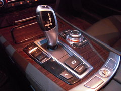 2009款 730Li 3.0L 豪华型