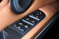 2010款 325i 2.5L 时尚型