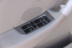 2010款 2.0L 自动 三厢尊贵型
