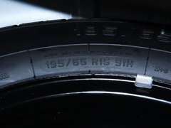 2010款 2.0L 自动 三厢尊贵型