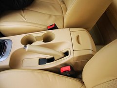 2010款 2.0L 自动 三厢尊贵型