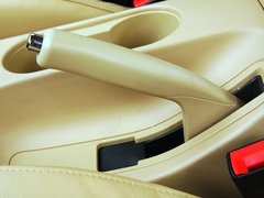 2010款 2.0L 自动 三厢尊贵型