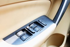 2010款 2.0L 自动 三厢尊贵型