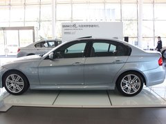 华晨宝马  320i 2.0 AT/MT 车辆左正侧视角