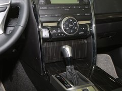 一汽丰田  全新锐志 2.5V AT 中控台仪表下方45度特写