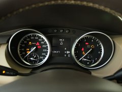 奔驰(进口)  新R500 5.5 AT 方向盘后方仪表盘