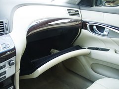 2011款 M25 2.5L 自动 豪华版