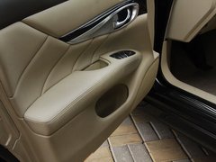 2011款 M25 2.5L 自动 豪华版