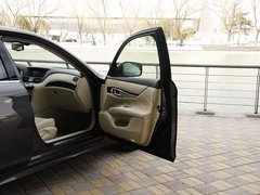 2011款 M25 2.5L 自动 豪华版