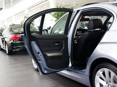 2011款 320i 2.0L 自动豪华型