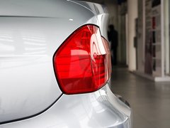 2011款 320i 2.0L 自动豪华型