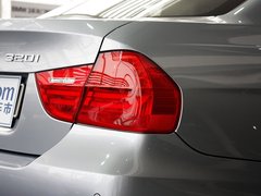 2011款 320i 2.0L 自动豪华型
