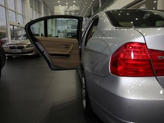 2011款 325i 2.5L 豪华型