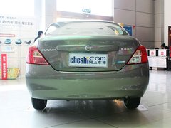 东风日产  1.5L CVT 车辆正后方尾部视角