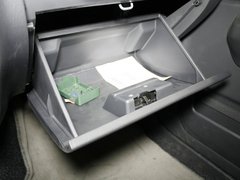 2011款 1.3 自动 单色版 4座