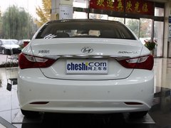 北京现代  第八代索纳塔 2.0 LUX AT 车辆正后方尾部视角