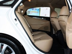 北京现代  第八代索纳塔 2.4 TOP AT 第二排座椅正视图