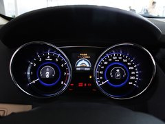 北京现代  第八代索纳塔 2.4 TOP AT 方向盘后方仪表台