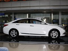 北京现代 第八代索纳塔 2.4 TOP AT 车辆正右侧