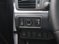 2012款 200h 1.8L CVT 精英版