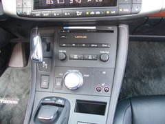 2012款 200h 1.8L CVT 精英版