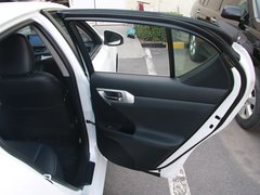2012款 200h 1.8L CVT 精英版