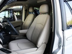 福建戴姆勒-奔驰  唯雅诺Vinao 2.5L AT/MT 驾驶席座椅前45度视图