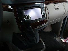福建戴姆勒-奔驰  唯雅诺Vinao 2.5L AT/MT 中控台仪表下方45度特写
