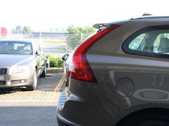 2012款 3.0T 自动 AWD舒适版 5座