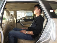 2011款 2.0L 手动 汽油两驱尊贵型 5座