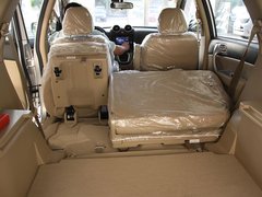 2011款 2.0L 手动 汽油两驱尊贵型 5座