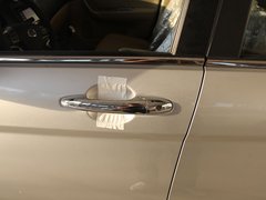 2011款 2.0L 手动 汽油两驱尊贵型 5座
