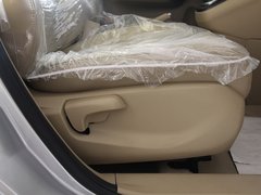 2011款 2.0L 手动 汽油两驱尊贵型 5座