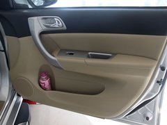 2011款 2.0L 手动 汽油两驱尊贵型 5座