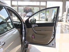 2011款 2.0L 手动 汽油两驱尊贵型 5座