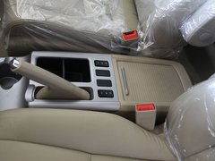 2011款 2.0L 手动 汽油两驱尊贵型 5座
