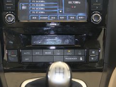 2011款 2.0L 手动 汽油两驱尊贵型 5座