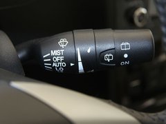 2011款 2.0L 手动 汽油两驱尊贵型 5座