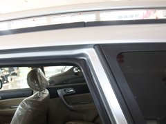 2011款 2.0L 手动 汽油两驱尊贵型 5座