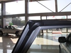 2011款 2.0L 手动 汽油两驱尊贵型 5座