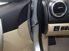 2011款 2.0L 手动 汽油两驱尊贵型 5座
