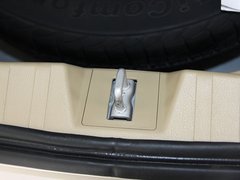 2011款 2.0L 手动 汽油两驱尊贵型 5座