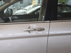 2011款 2.0L 手动 汽油两驱尊贵型 5座