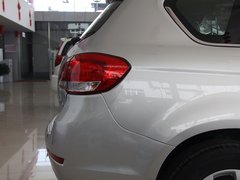 2011款 2.0L 手动 汽油两驱尊贵型 5座