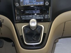 2011款 2.0L 手动 汽油两驱尊贵型 5座